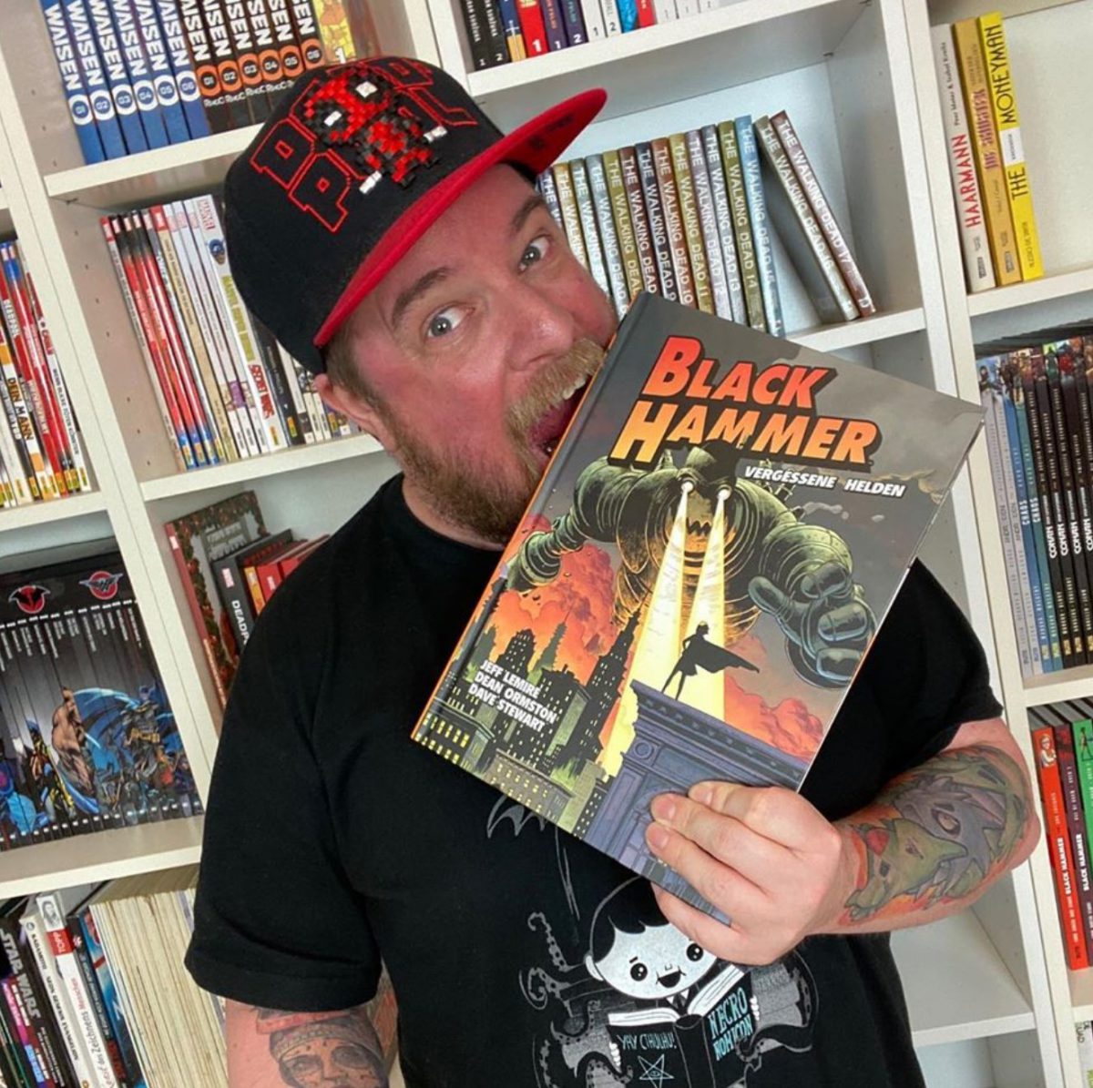 Stephan beißt in einen Black Hammer-Comic