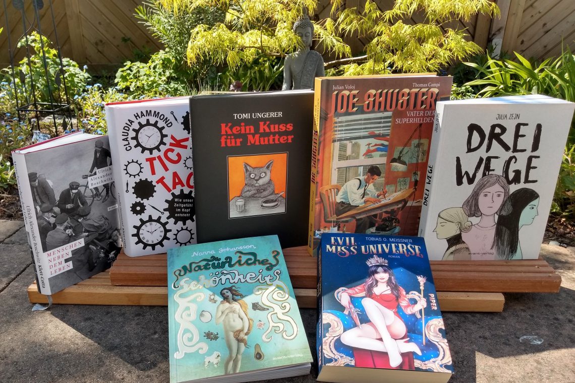 7 Bücher vor einem Gartenhintergrund