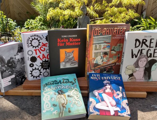 7 Bücher vor einem Gartenhintergrund