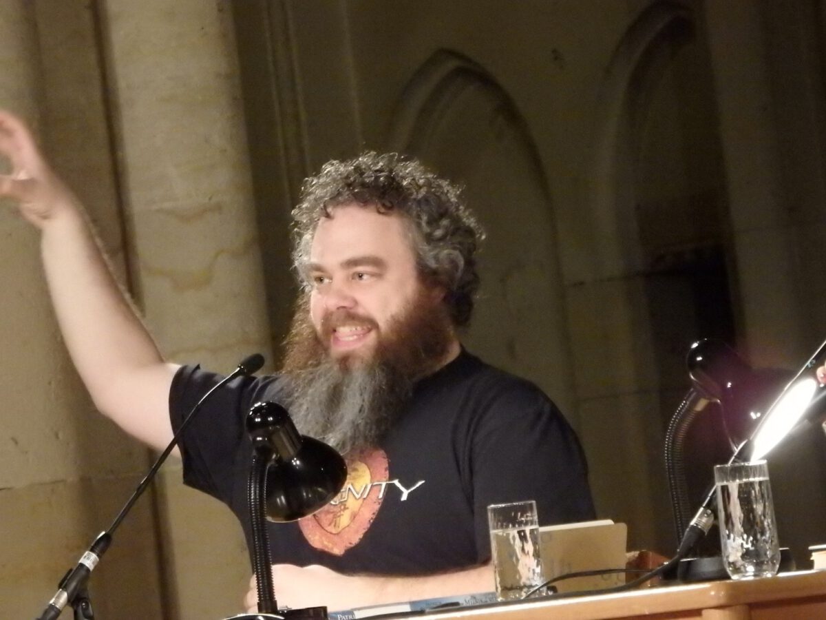 Patrick Rothfuss in schwarzem Serenity-T-Shirt