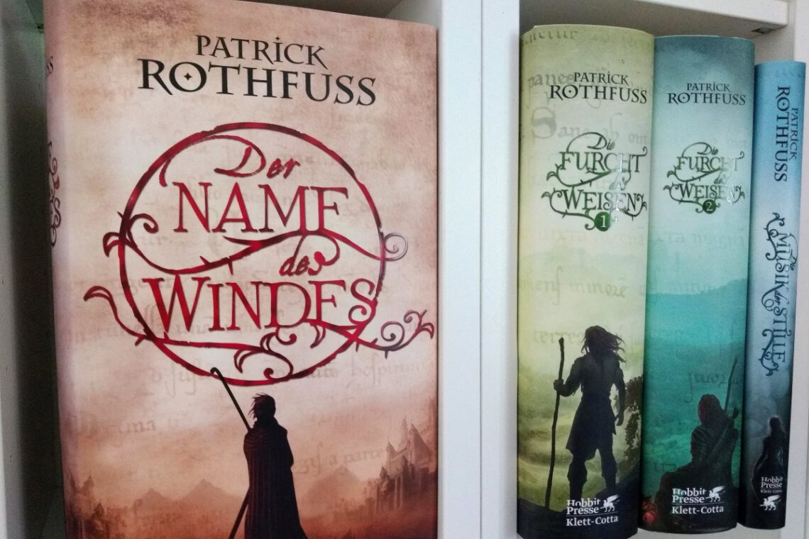 Alle Hardcoverbände von Patrick Rothfuss nebeneinander im Regal