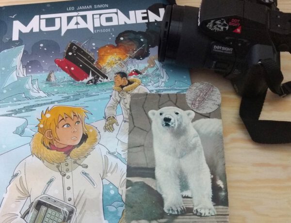 Comic mit einer Frau und einem Mann im Packeis daneben eine Kamera und eine Postkarte mit Eisbär