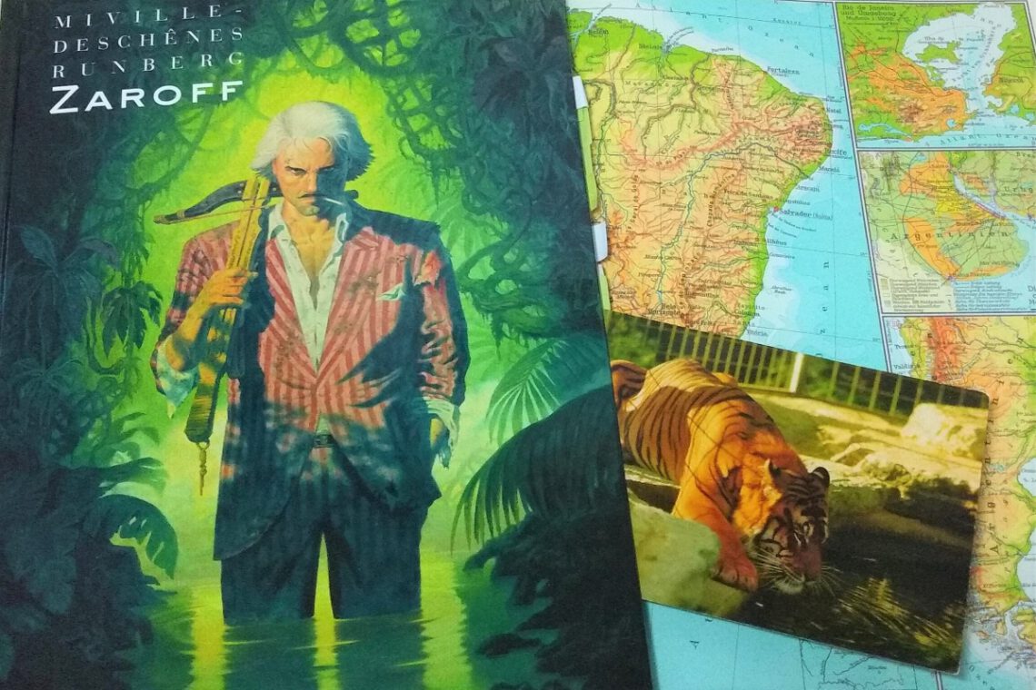 Comic zeigt einen Mann mit Waffe vor einem grünen Dschungelhintergrund, der Band liegt auf einem aufgeschlagenen Atlas