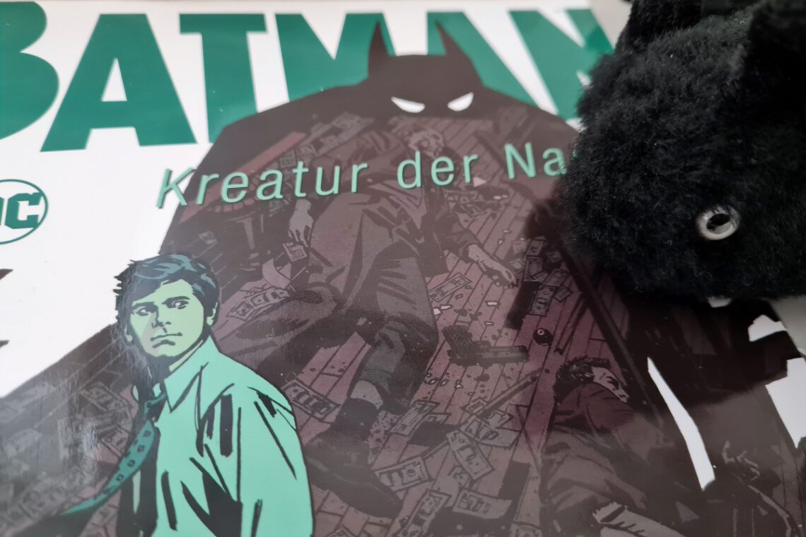 Batman-Cover und in der Ecke oben der Kopf einer Plüschfledermaus