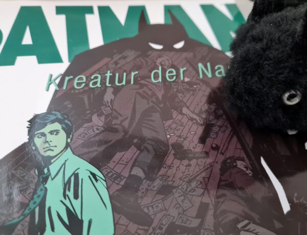 Batman-Cover und in der Ecke oben der Kopf einer Plüschfledermaus