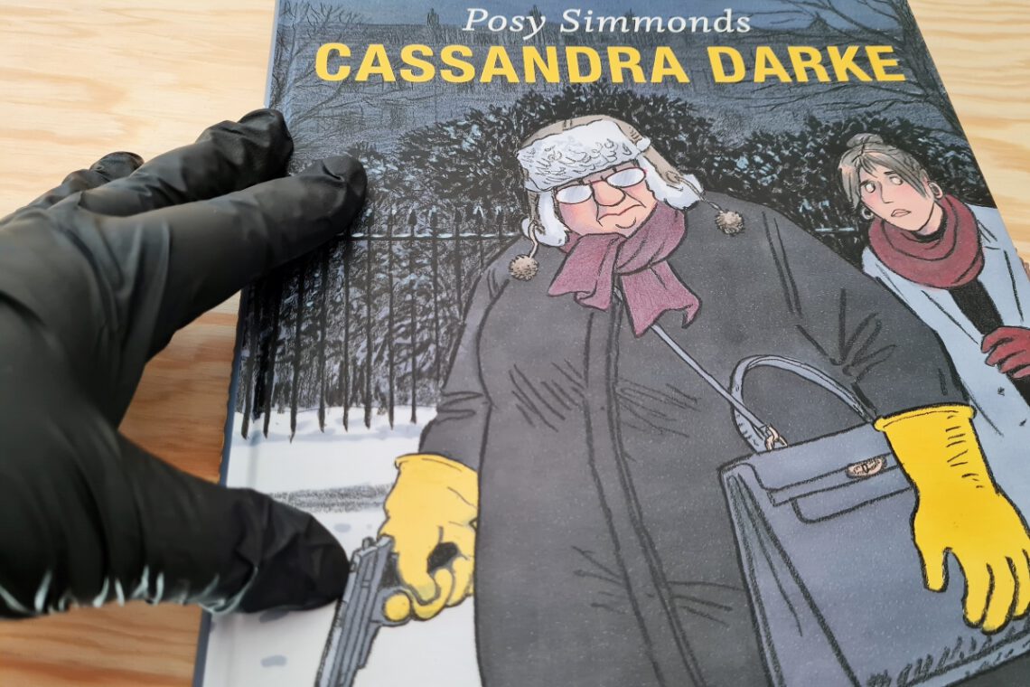 Comic zeigt eine dicke ältere Frau mit Mütze, gelben Gummihandschuhen und einem Revolver, Comic wird von einer Hand in Gummihandschuh präsentiert