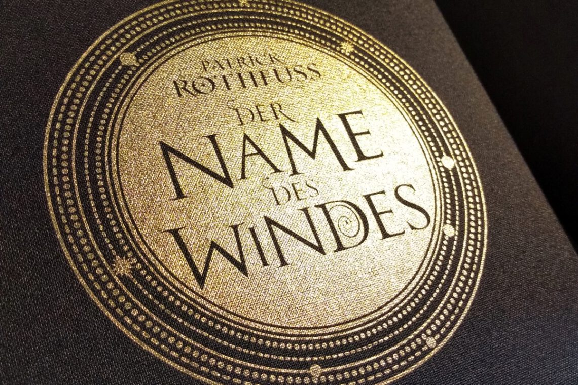 Nahaufnahme des Coveremblems von Der Name des Windes