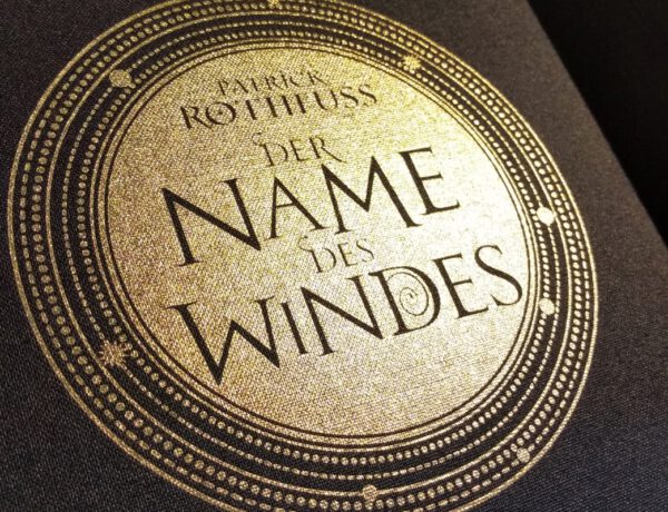 Nahaufnahme des Coveremblems von Der Name des Windes