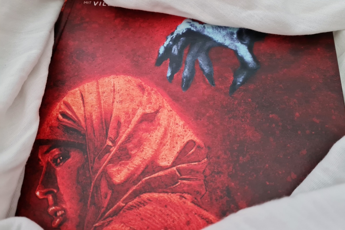 Cover zeigt Frau in rot, bedroh von einer grauen untoten Hand über ihr