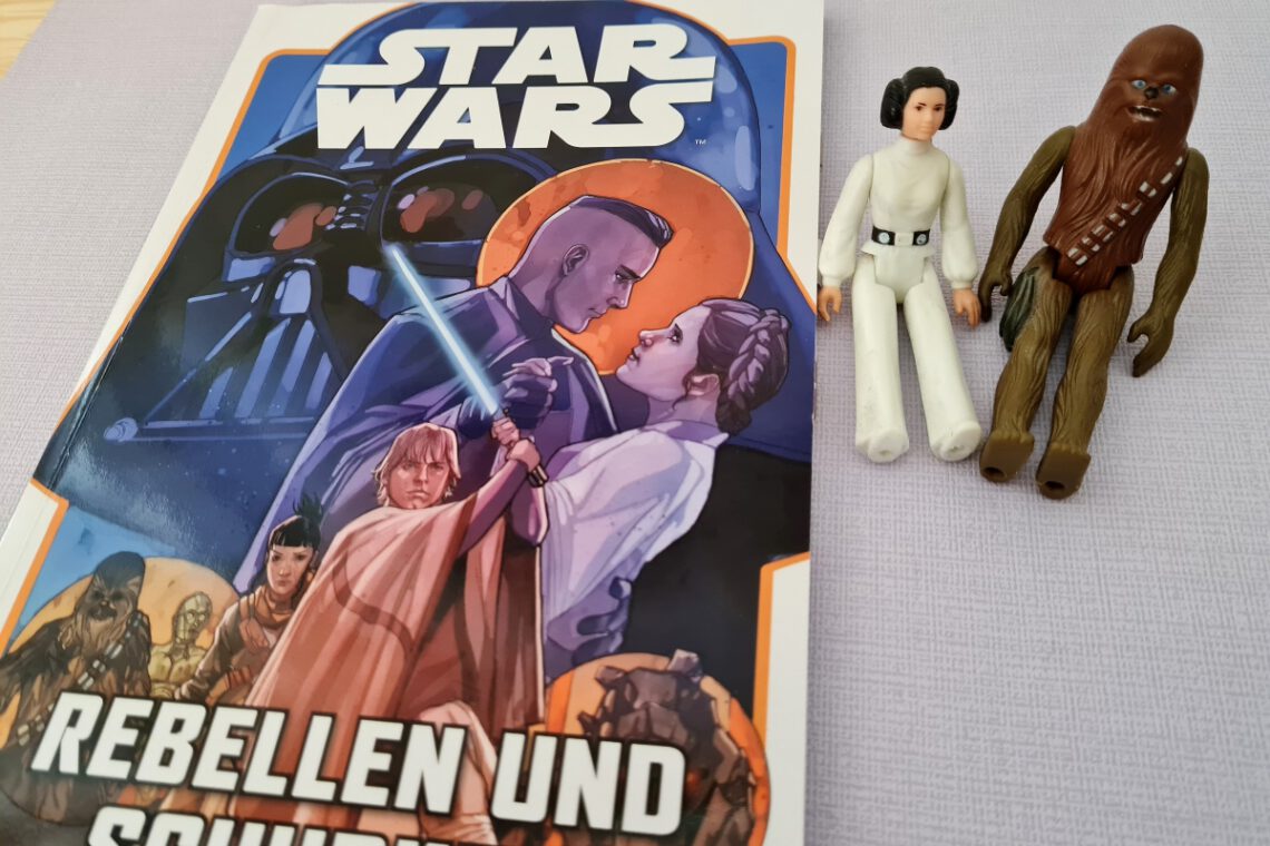 Star Wars Comic, daneben zwei alte Star Wars-Figuren: Leia und Chewi