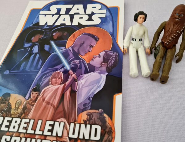 Star Wars Comic, daneben zwei alte Star Wars-Figuren: Leia und Chewi