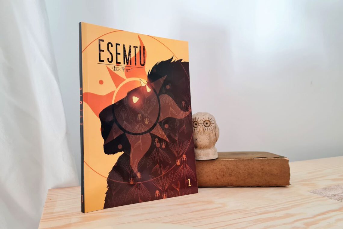 Comic mit einem Löwenkopf auf dem Cover, daneben eine Stein-Eule
