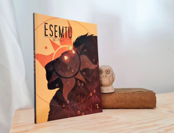 Comic mit einem Löwenkopf auf dem Cover, daneben eine Stein-Eule