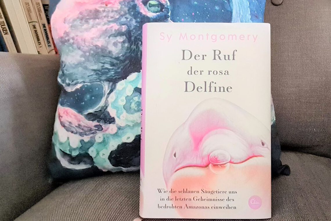 Buch zeigt eine Zeichnung eines Delfinkopfes, dabei liegt das Buch auf einem Kissen mit einem Oktopus