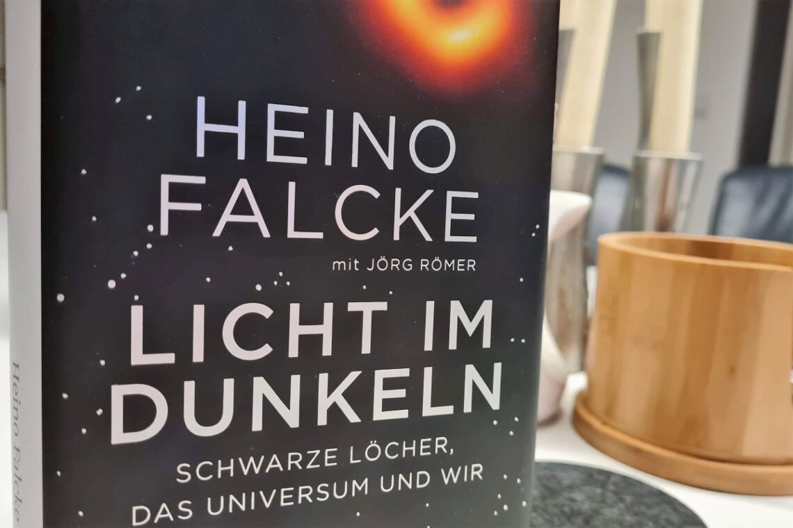 Buchcover in schwarz mit großer weißer Aufschrift