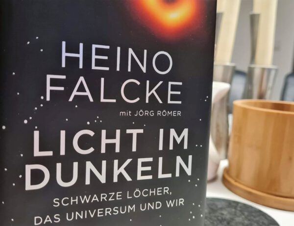 Buchcover in schwarz mit großer weißer Aufschrift