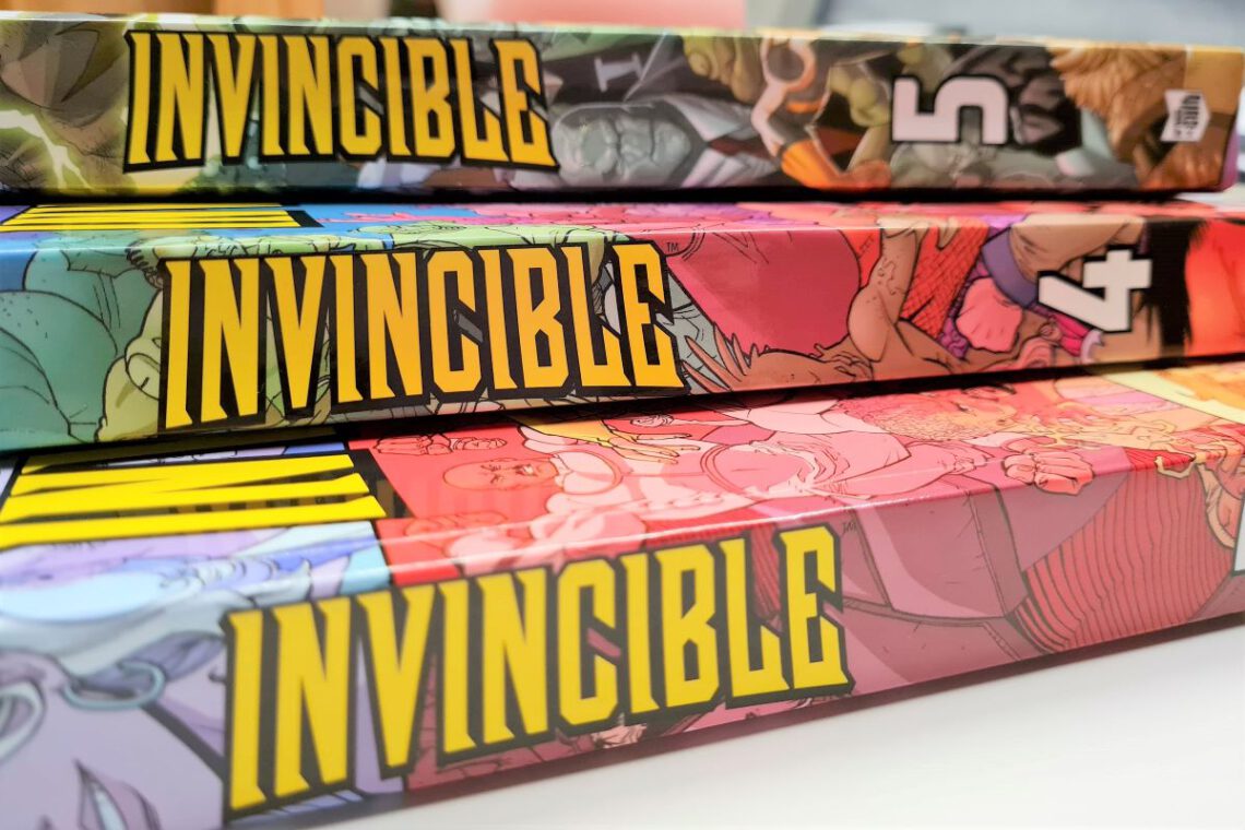 Stapel der drei Comicbände. Titelbild Comicrezension: Invincible