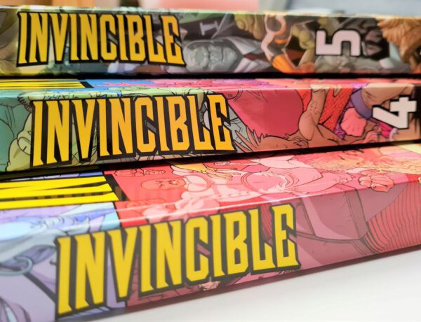 Stapel der drei Comicbände. Titelbild Comicrezension: Invincible