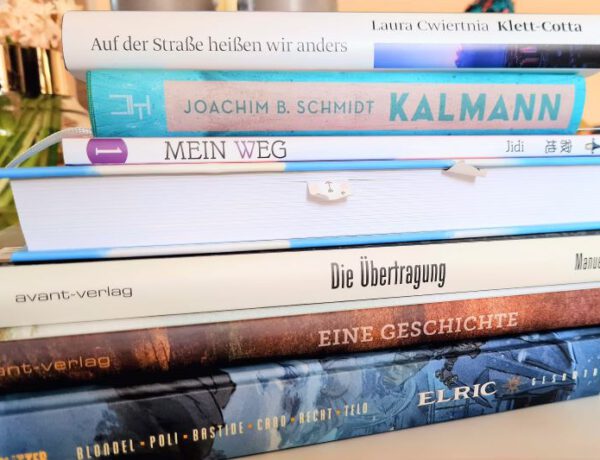 Stapel von sieben Büchern, eines davon mit dem Buchschnitt nach vorne