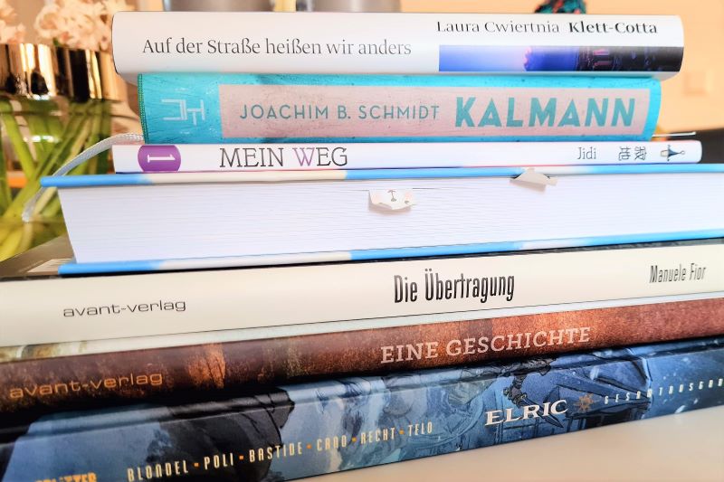 Stapel von sieben Büchern, eines davon mit dem Buchschnitt nach vorne