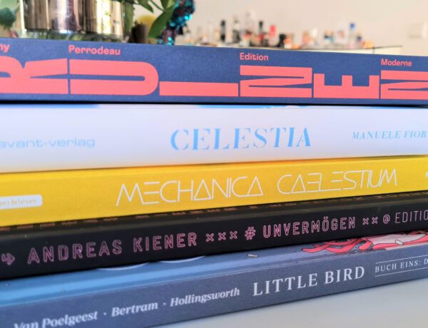 Bücherstapel mit fünf Hardcover-Comics