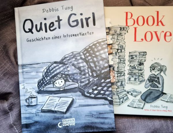 Quiet Girl auf dem ein Bettdeckendrache liegt und in dem versteckt sich eine junge Frau, daneben ein Buch und eine Tasse . Dann noch das Cover von Book Love, ein anderer Comic von Debbie Tung
