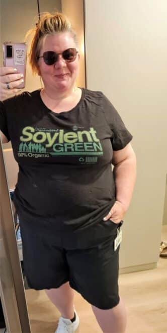 Sandra in schwarzem T-Shirt mit Aufschrift Soylent Green