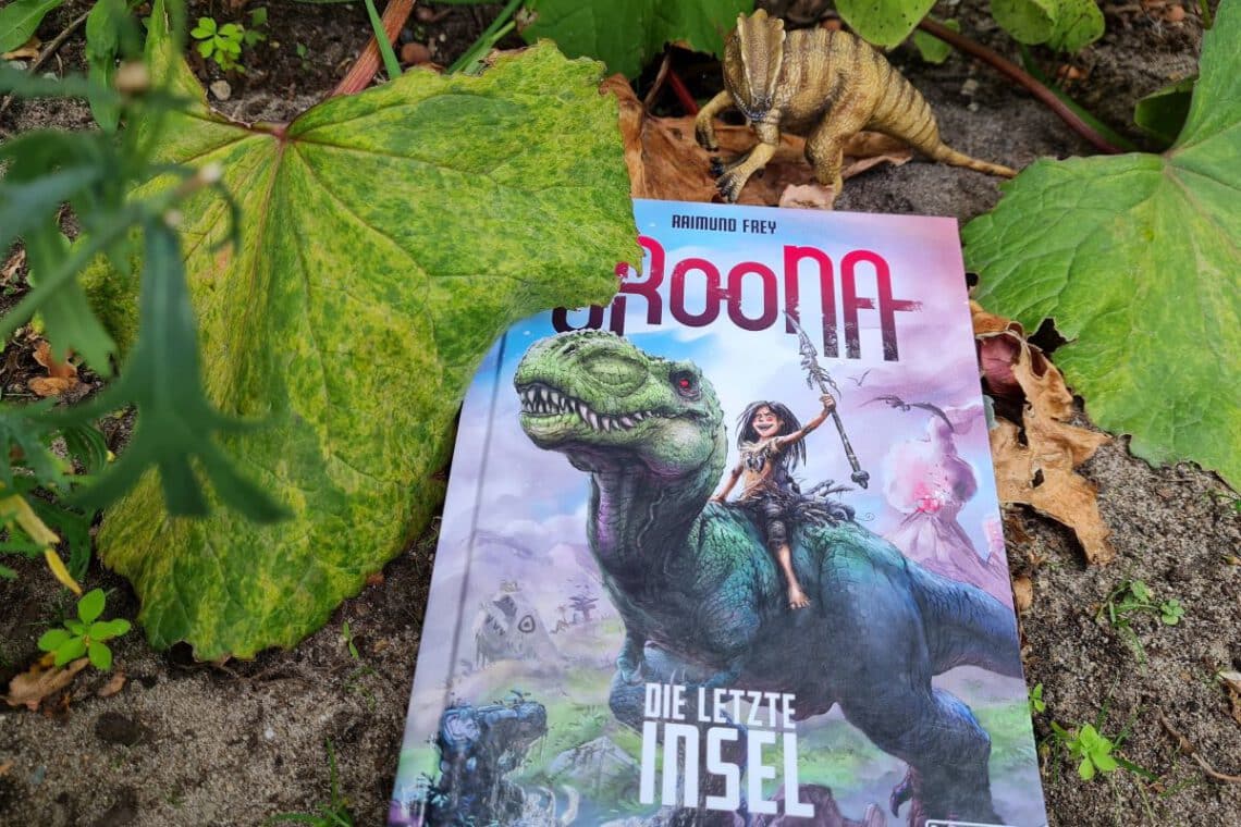 Buch mit Mädchen auf Tyrannosaurus Rex liegt auf dem Boden, darüber ein Plastik-Dino