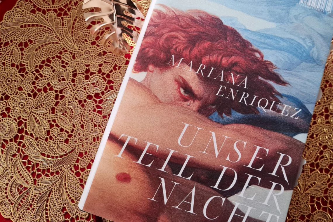 Roman Unser Teil der Nacht von Mariana Enriquez liegt auf einem goldenen Untergrund mit Spitzenoptik. Auf dem Cover ein rothaariger Mann mit freiem Oberkörper, der einen Arm vor ein Gesicht hält