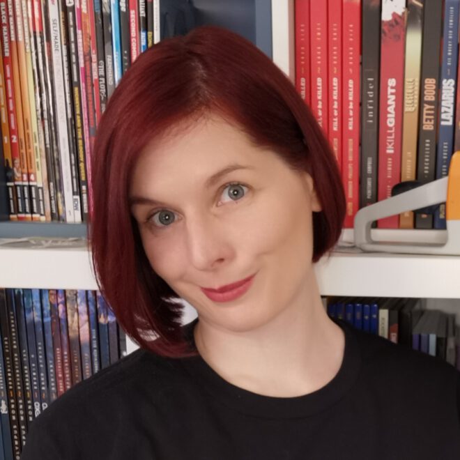 Foto Ariane Portrait vor Bücherregal