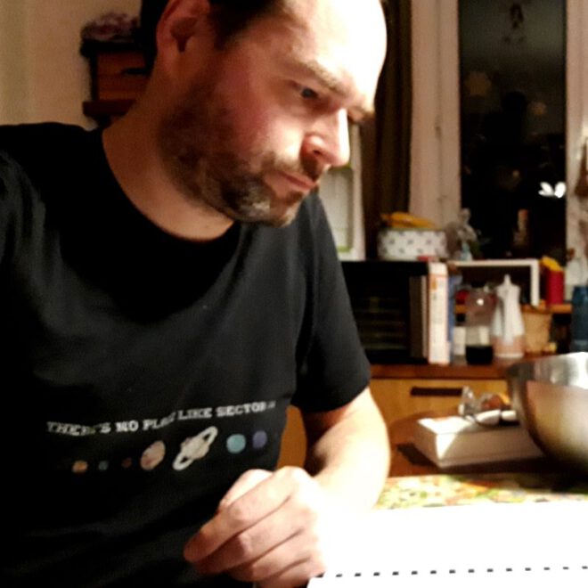 Interview mit Nils Westerboer, Autor sitzt nachdenklich am Schreibtisch