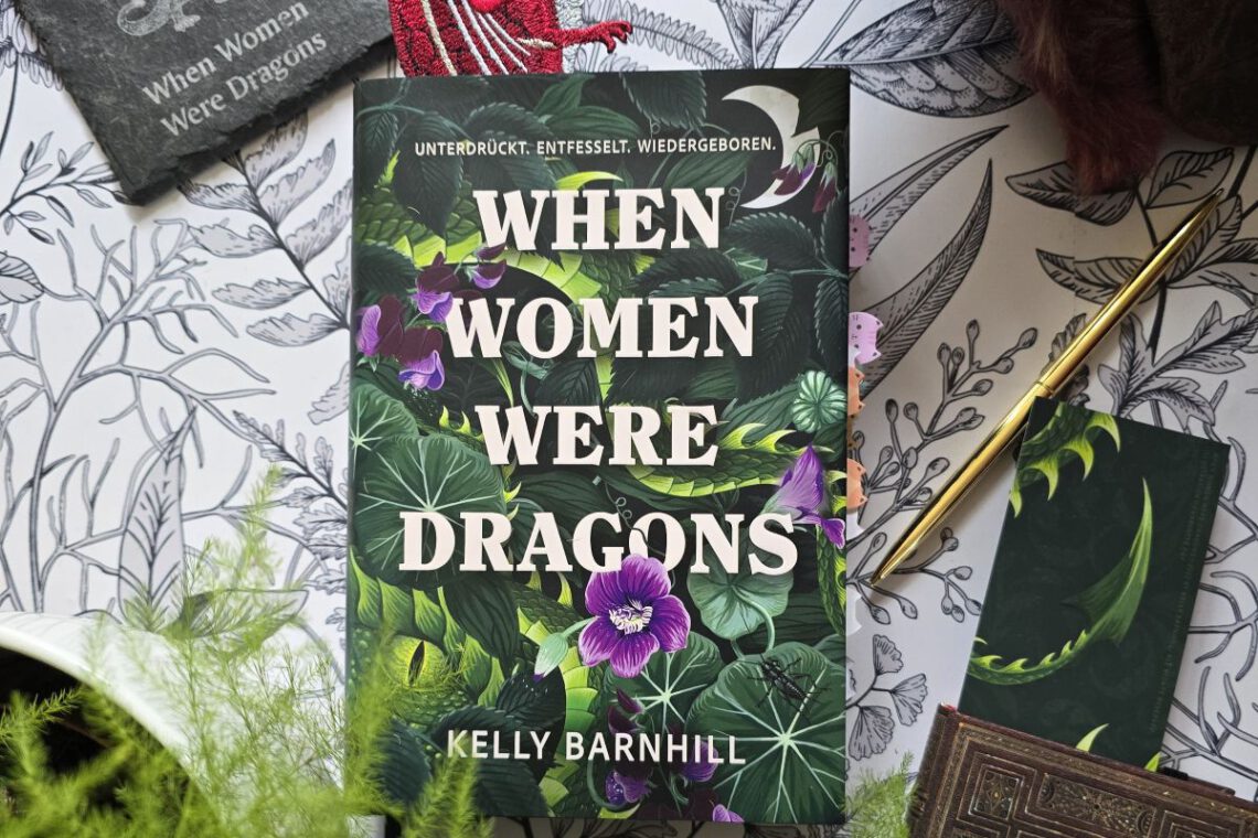 When Women Were Dragons - Buch von Kelly Barnhilll liegt auf einem Hintergrund in schwarzweiß - zur Veranschaulichung