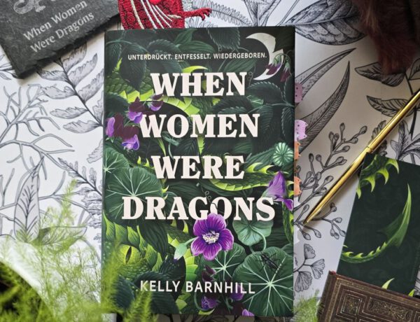 When Women Were Dragons - Buch von Kelly Barnhilll liegt auf einem Hintergrund in schwarzweiß - zur Veranschaulichung