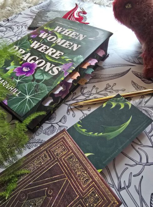 Buch und daneben liegt Stift und Notizbuch