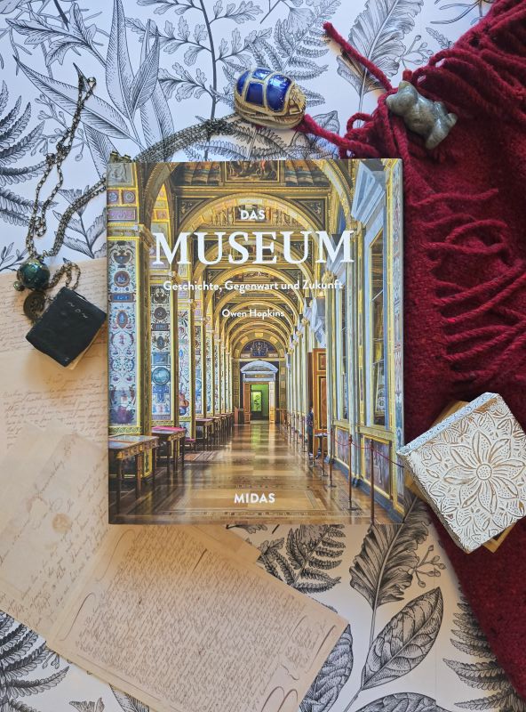 Das Museum von Owen Hopkins Buch liegt neben einem Skarabäus und einiger Deko