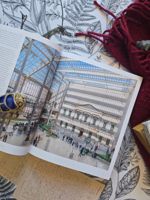 Innenseite zeigt ein Museumsfoyer