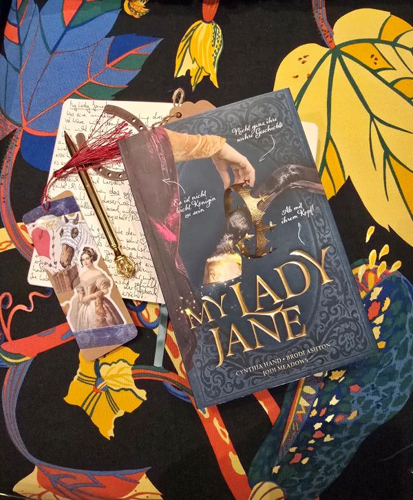 My Lady Jane Roman mit Lesezeichen auf buntem Untergrund