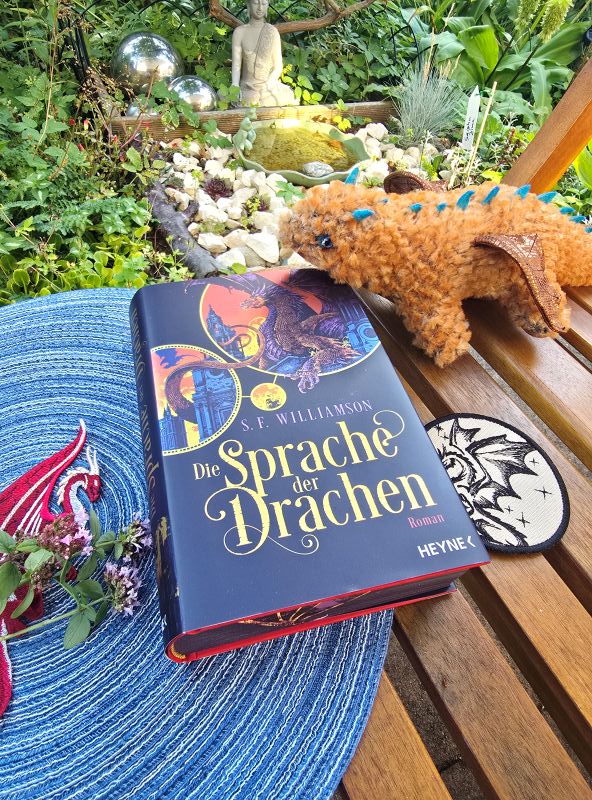 Buch liegt auf einem Tisch im Garten