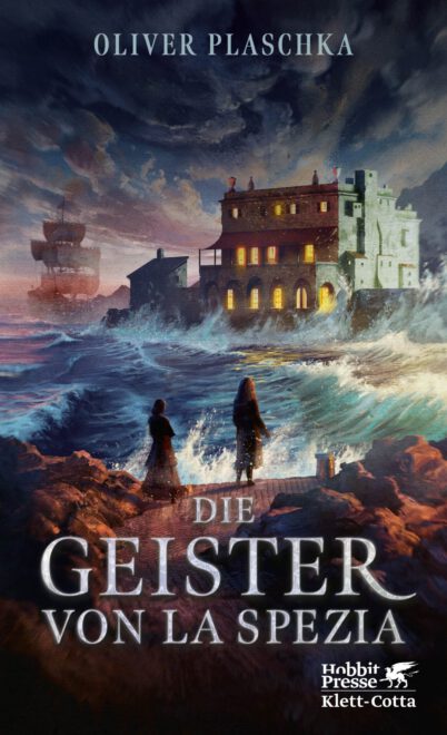 Cover des Romans zeigt eine stürmische See, im Vordergrund zwei Menschen, im Hintergrund ein großes gespentisch wirkendes Haus und ein großes Segelschiff