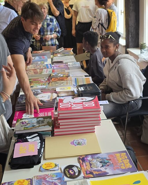 Menschen greifen zu Comics auf einem Büchertisch