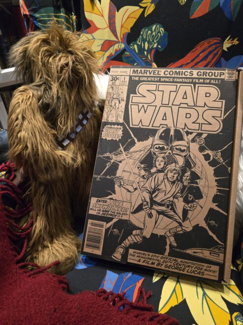 Chewbacca neben dem Pappschuber der Ausgabe 